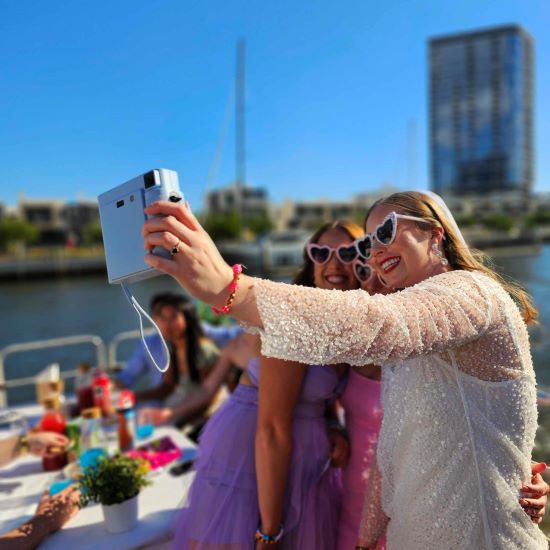 hen in cruise selfie 