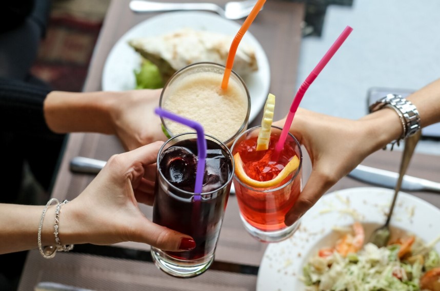 food-and-drinks-eating-outside