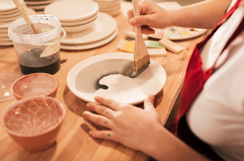 girls-fun-activity-plate-painting