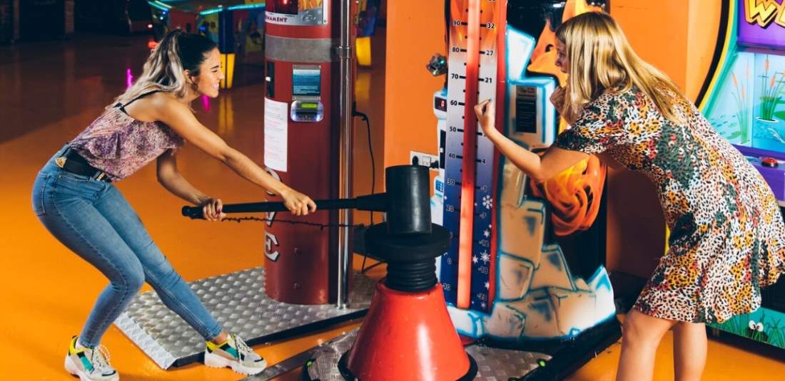 girls-playing-in-arcade